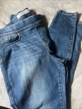Levi’s signature pull on super skinny jeans